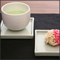 お茶のグリーン色を鮮やかに引き立てる白磁の湯呑みセット