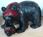 オホーツクの民芸品。子熊をくわえたヒグマ木彫り