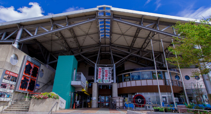 能登の特産品が買えるほか、能登グルメも味わえる道の駅 能登食祭市場（現在は仮営業中）。「負けないぞ！！七尾！！」と、大きな幕が掲げられています