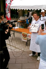 福島県で被災者の方々約700名に提供した「うな丼の炊き出し」
