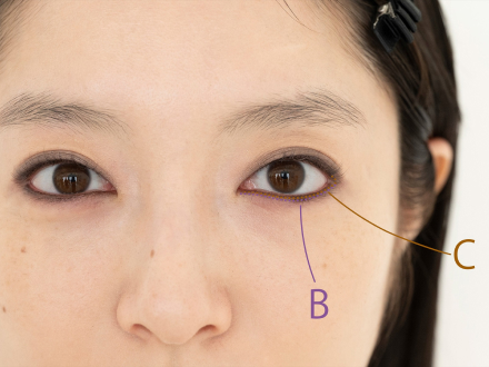下まぶたにも際にグレーBでラインを入れ、上にブラウンCを重ねてぼかします。目頭と目尻は上下をつなげて囲み目に仕上げます。