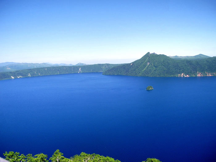 “摩周ブルー”と称される美しい湖面を持つ摩周湖は、世界的に有名な景勝地です。