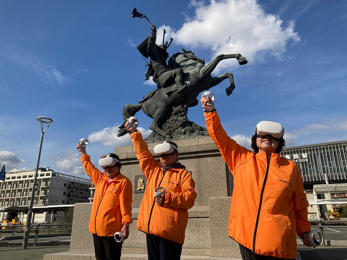 日置市のシンボル「島津義弘公騎馬像」を観光ガイドが紹介する様子