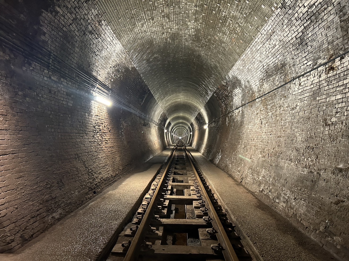 改修中の大日影トンネル内部の写真