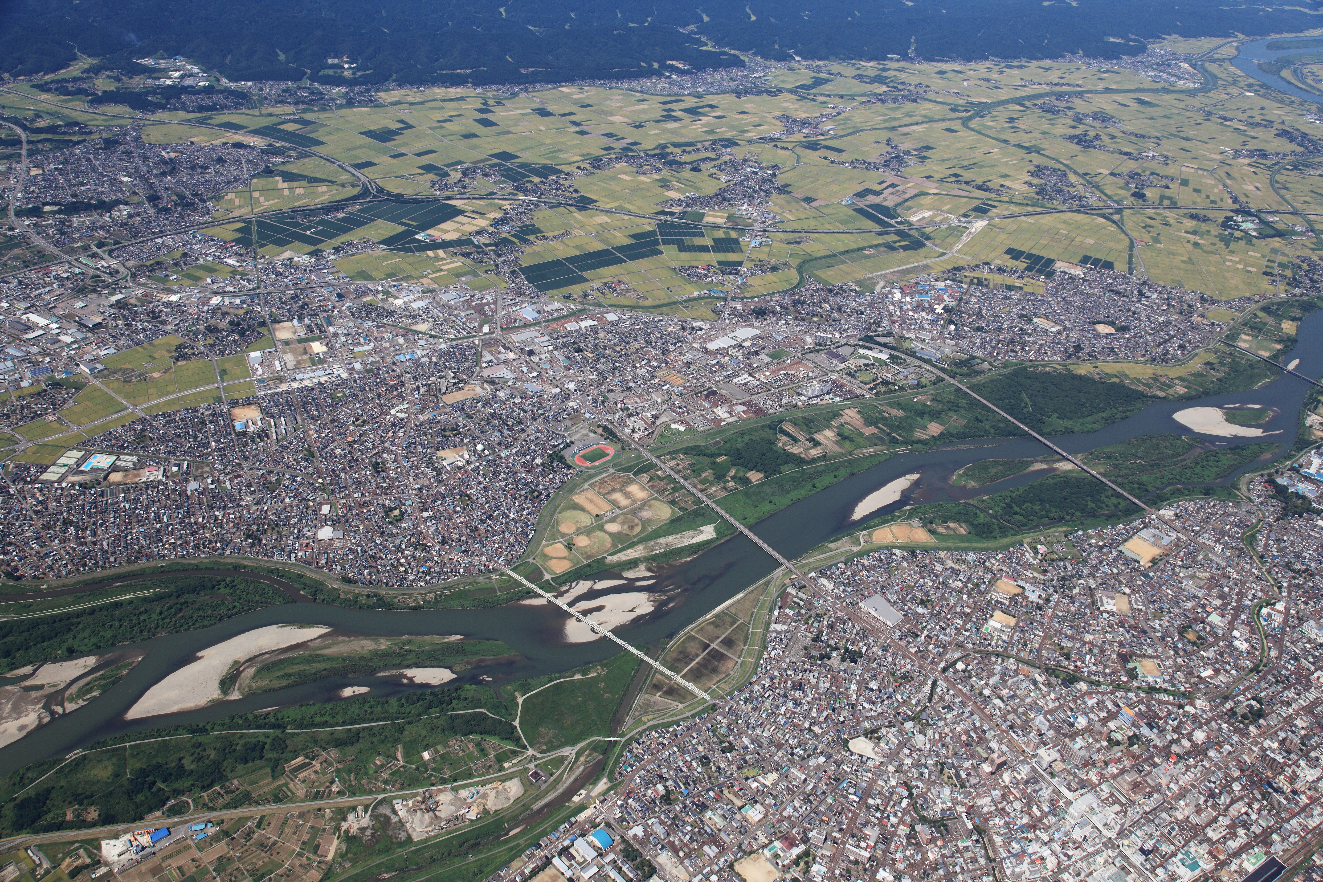 まちの真ん中を流れる信濃川。毎年8月2日3日には長岡大花火大会打上げ会場にもなる。