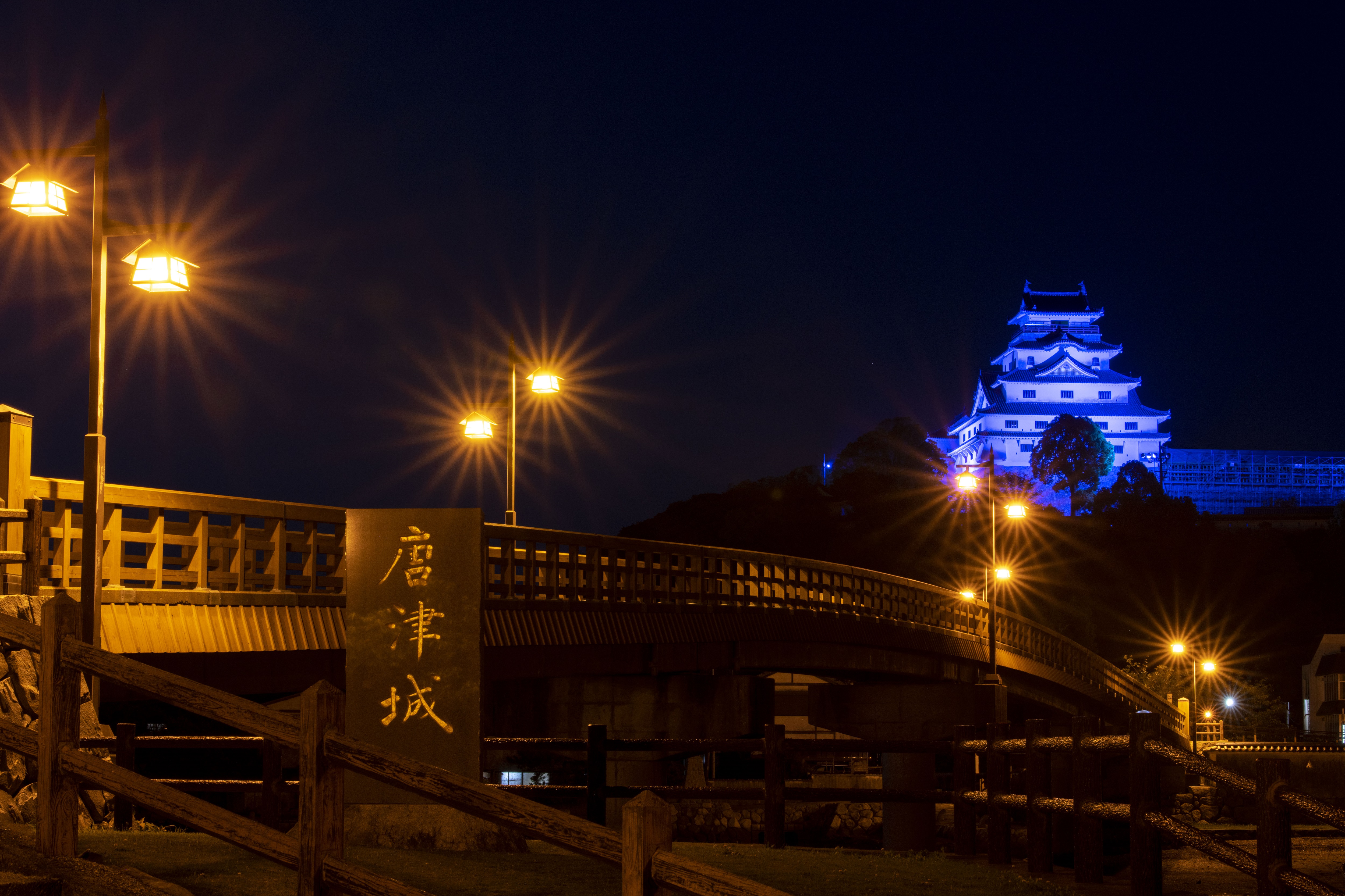 夜の情景も美しい唐津城