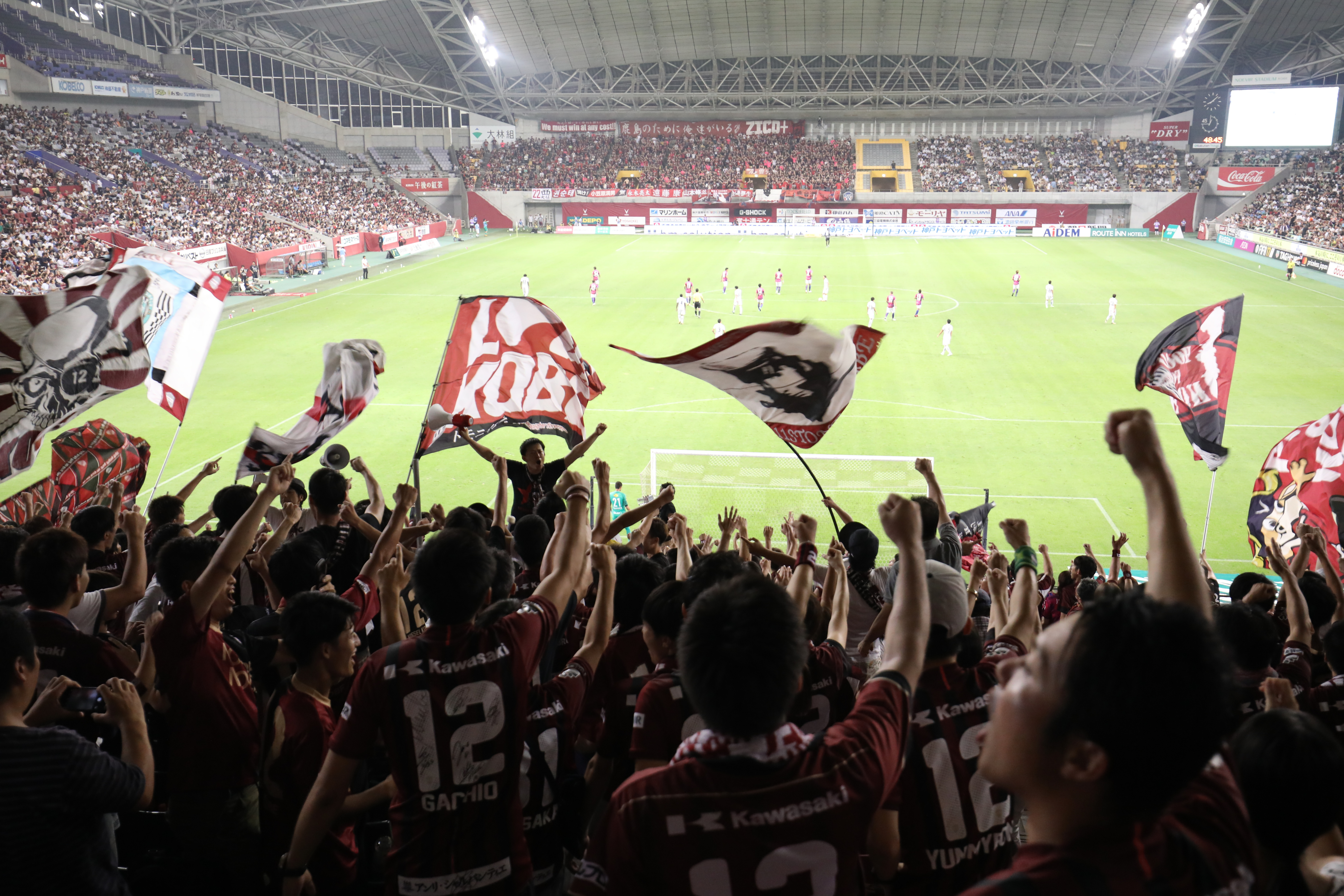 多くの観戦客でにぎわうスタジアム