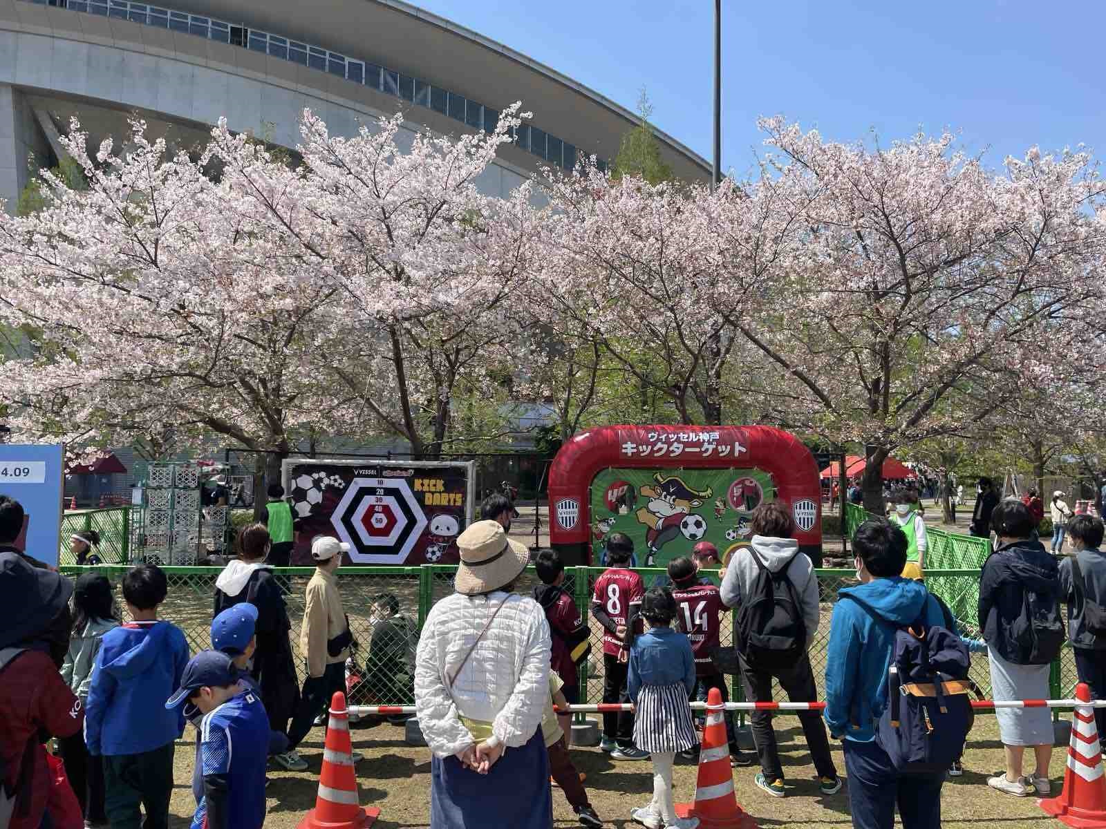 公園内でのサッカー体験の様子