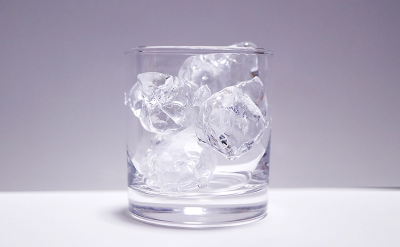 氷をグラスにたっぷりと入れます