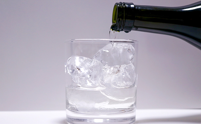 グラスの6割程度の高さまで日本酒を注ぎます